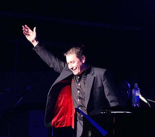 Jools Holland and the Rhythm & Blues Orchestra @ Ryde Ice Arena, Ryde on 23-04-2010